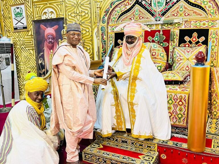 PHOTO NEWS: INEC Chairman, Prof Mahmood Yakubu and his team, comprising National Commissioner, Prof. Abdulahi Zuru; Resident Electoral Commissioner, Kano State, Prof. Shehu Riskuwa; Chairman’s Technical Team – Chief Technical Adviser, Prof. Bolade Eyinla; Special Adviser, Prof. Mohammad Kuna; and Chief Press Secretary, Mr. Rotimi Oyekanmi, today visited the Emir of Kano, His Royal Highness, Alhaji Aminu Ado Bayero, to thank him for supporting peaceful elections, and to ask for continued support.