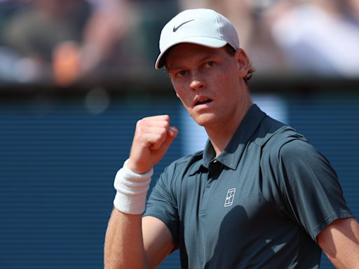 Sinner beats Alcaraz to return to world top spot